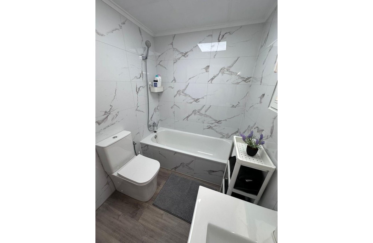 Herverkoop - Appartement -
Torrevieja - Centro - Muelle Pesquero