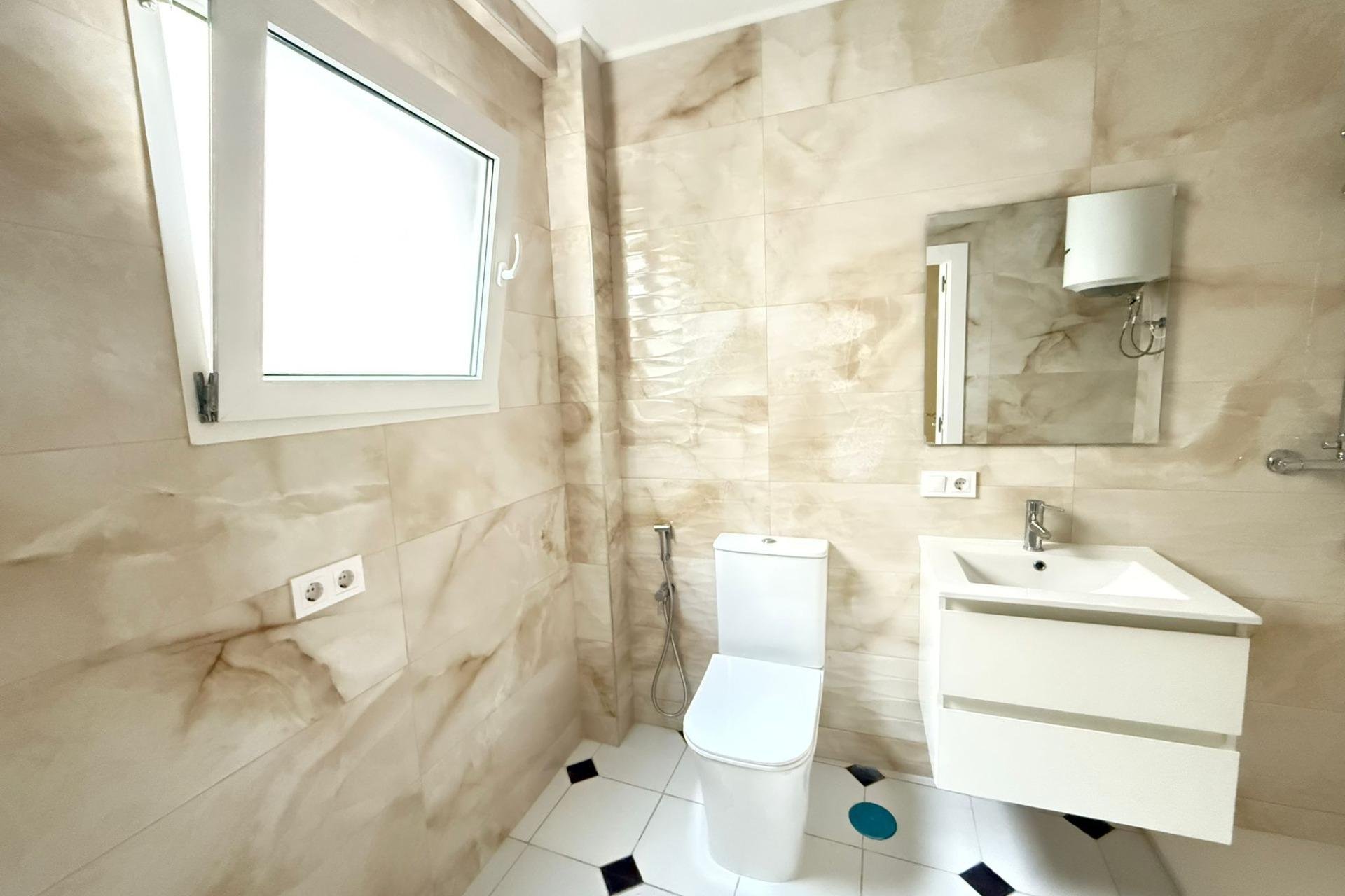 Herverkoop - Appartement -
Torrevieja - Centro