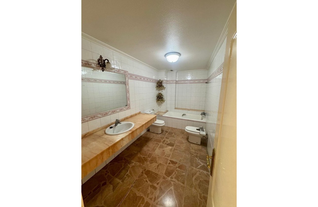 Herverkoop - Appartement -
Torrevieja - Centro