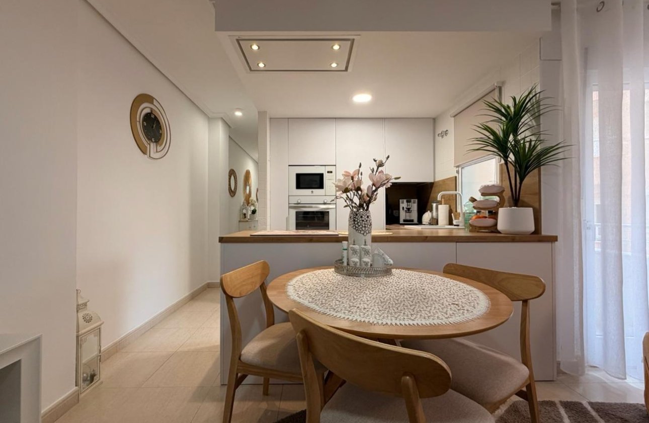 Herverkoop - Appartement -
Torrevieja - Centro