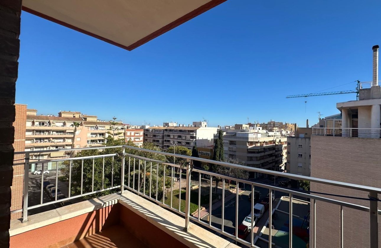 Herverkoop - Appartement -
Torrevieja - Estacion De Autobuses