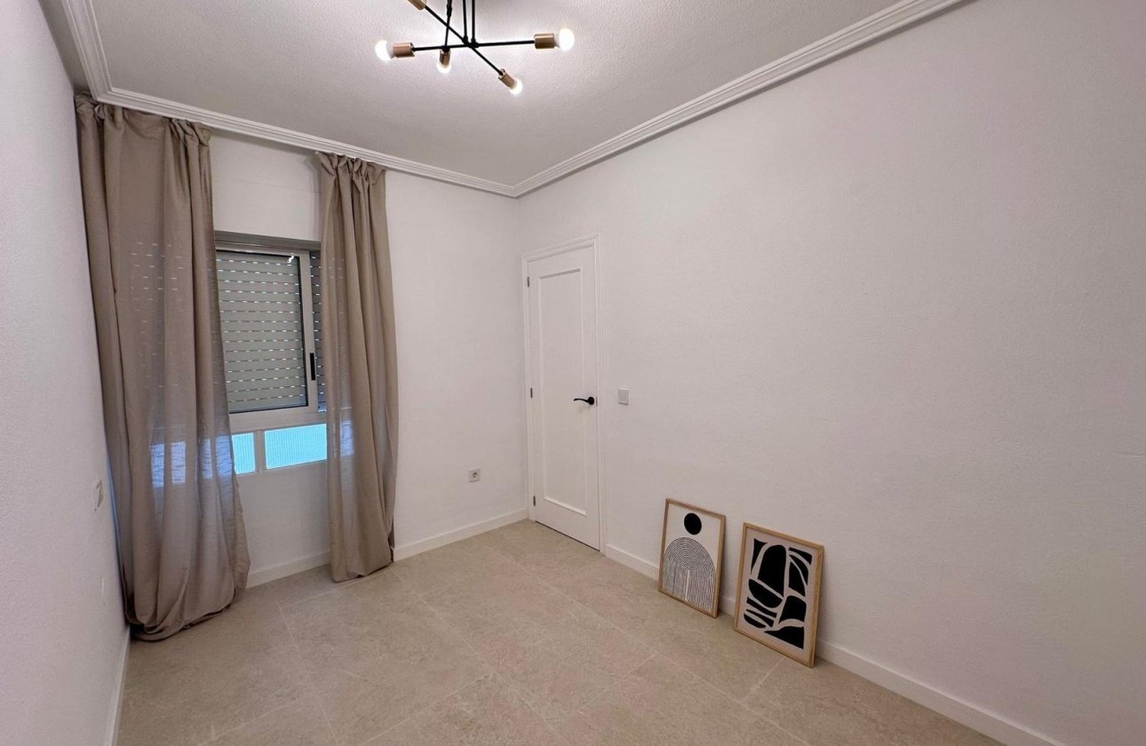 Herverkoop - Appartement -
Torrevieja - Estacion De Autobuses