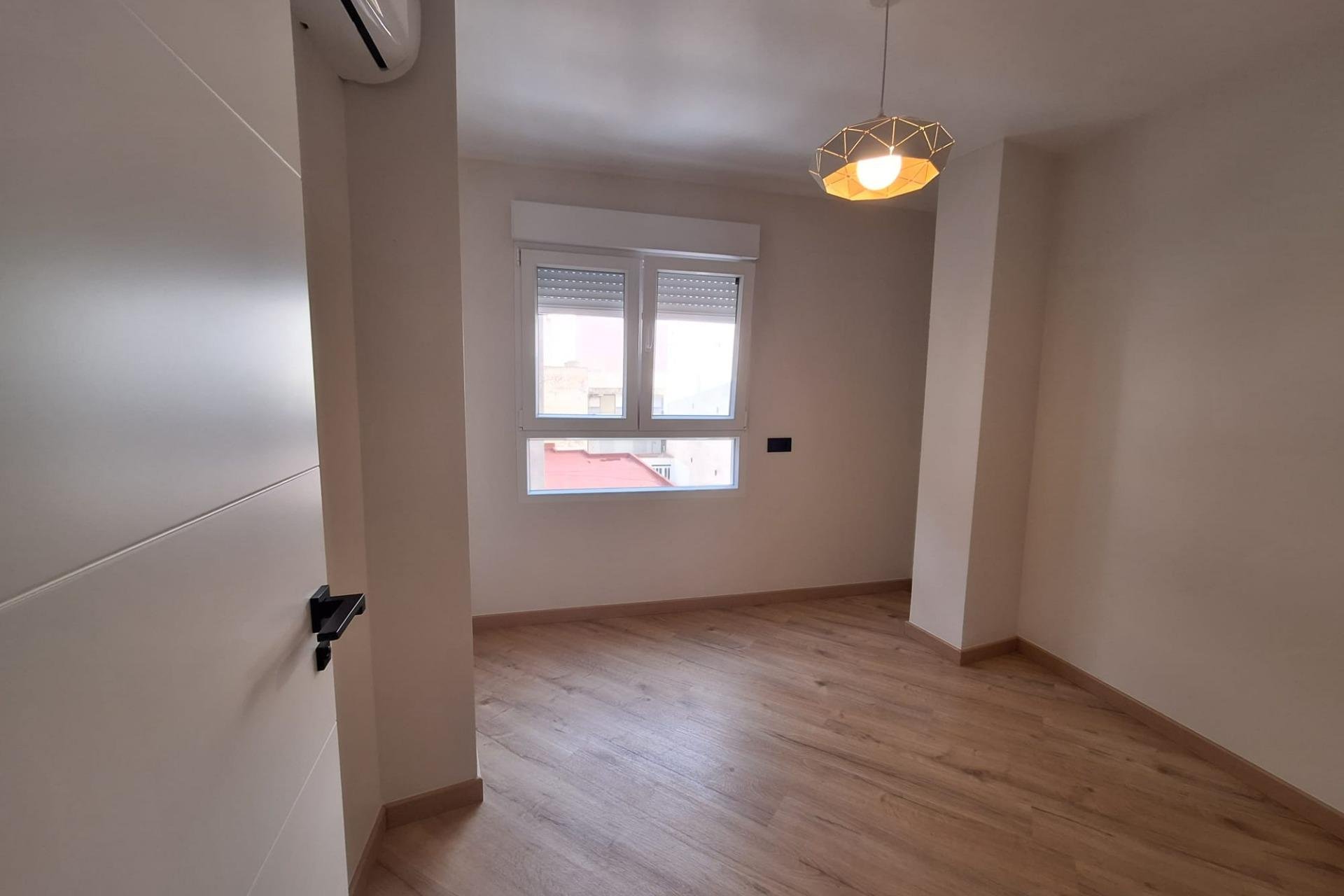 Herverkoop - Appartement -
Torrevieja - Playa de los Locos