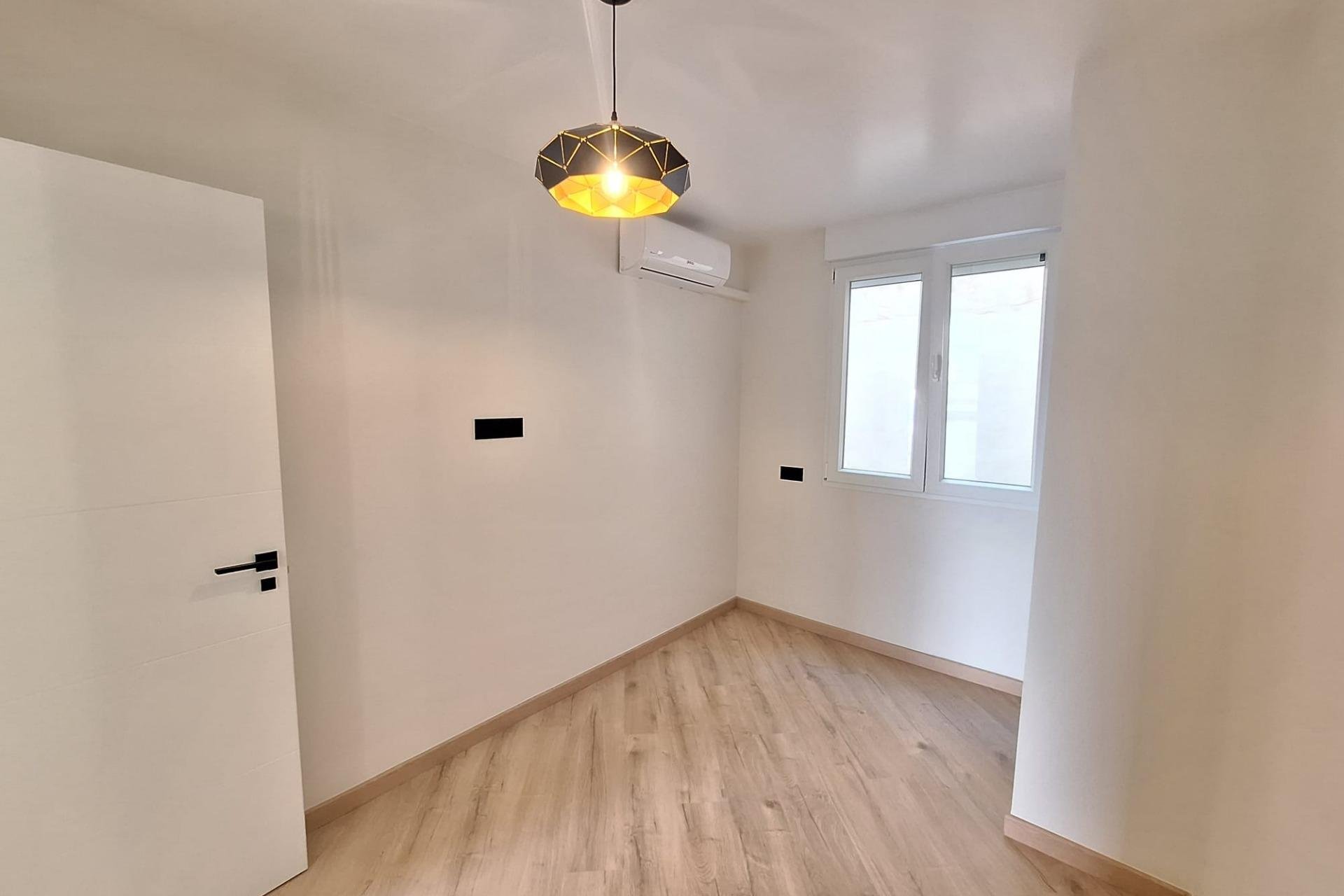 Herverkoop - Appartement -
Torrevieja - Playa de los Locos