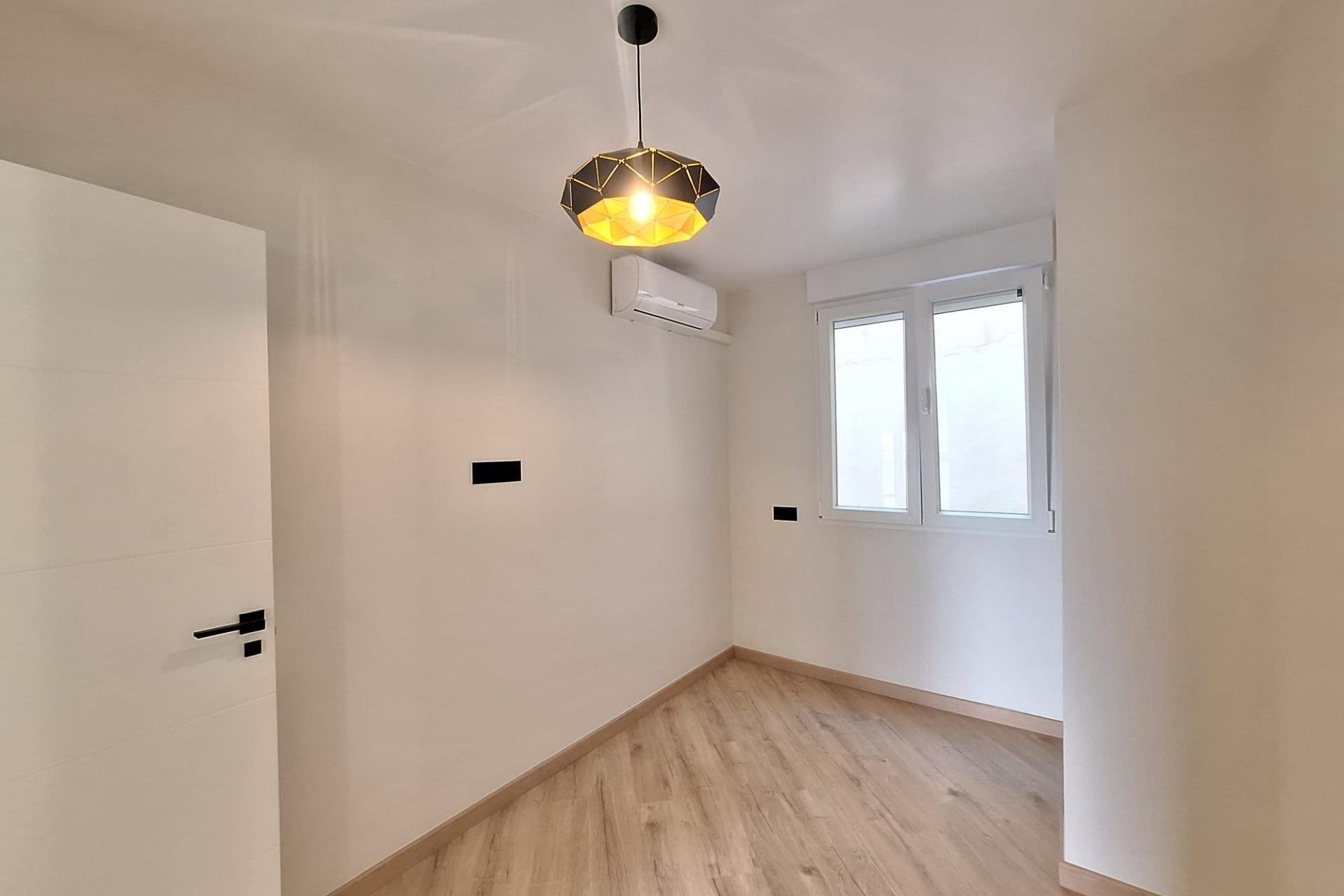 Herverkoop - Appartement -
Torrevieja - Playa de los Locos