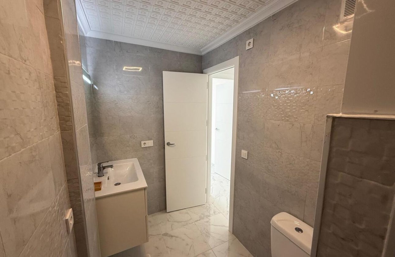 Herverkoop - Appartement -
Torrevieja - Playa del Acequión