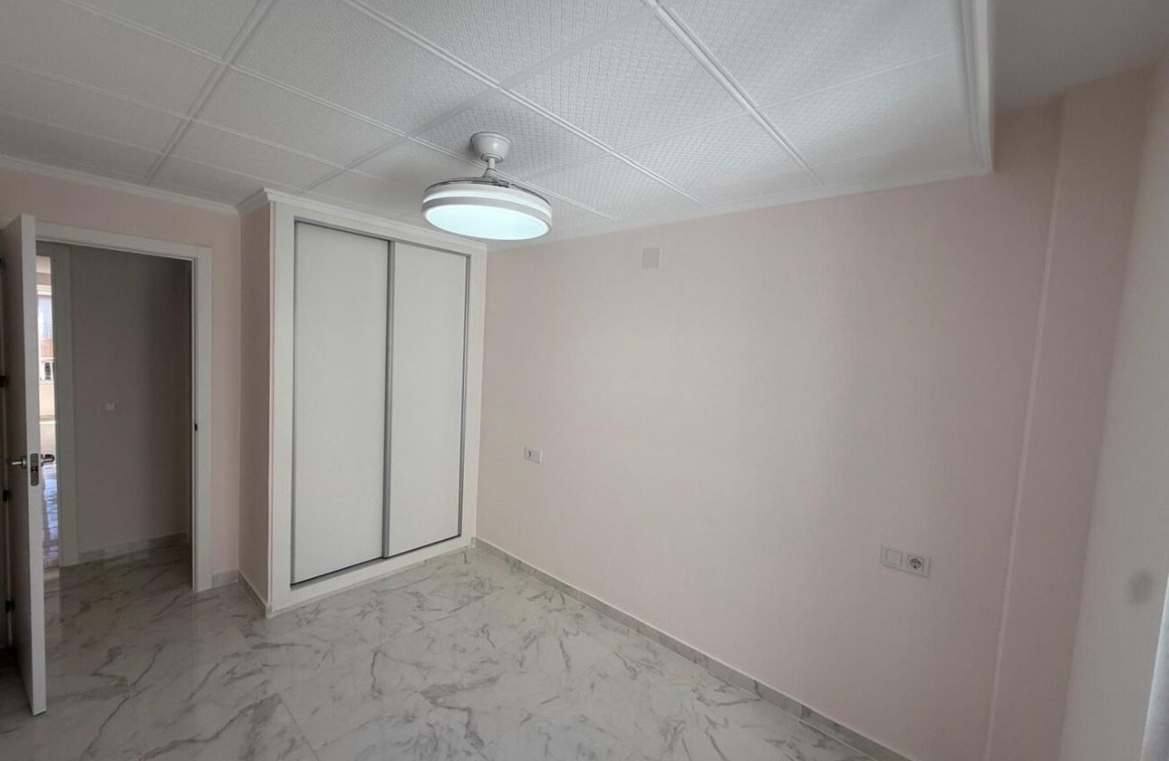 Herverkoop - Appartement -
Torrevieja - Playa del Acequión