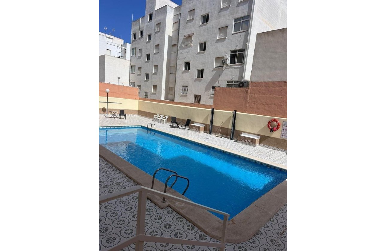 Herverkoop - Appartement -
Torrevieja - Playa del Cura