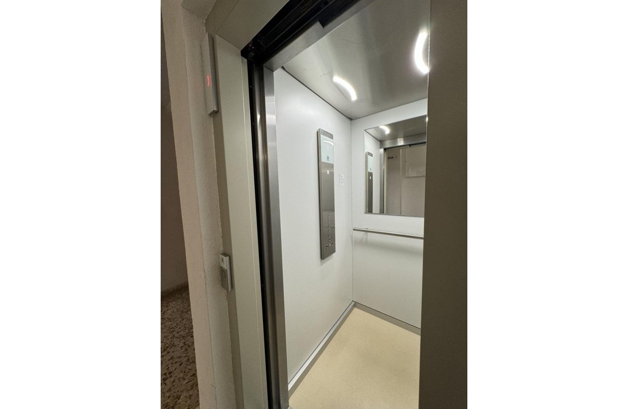 Herverkoop - Appartement -
Torrevieja - Playa del Cura