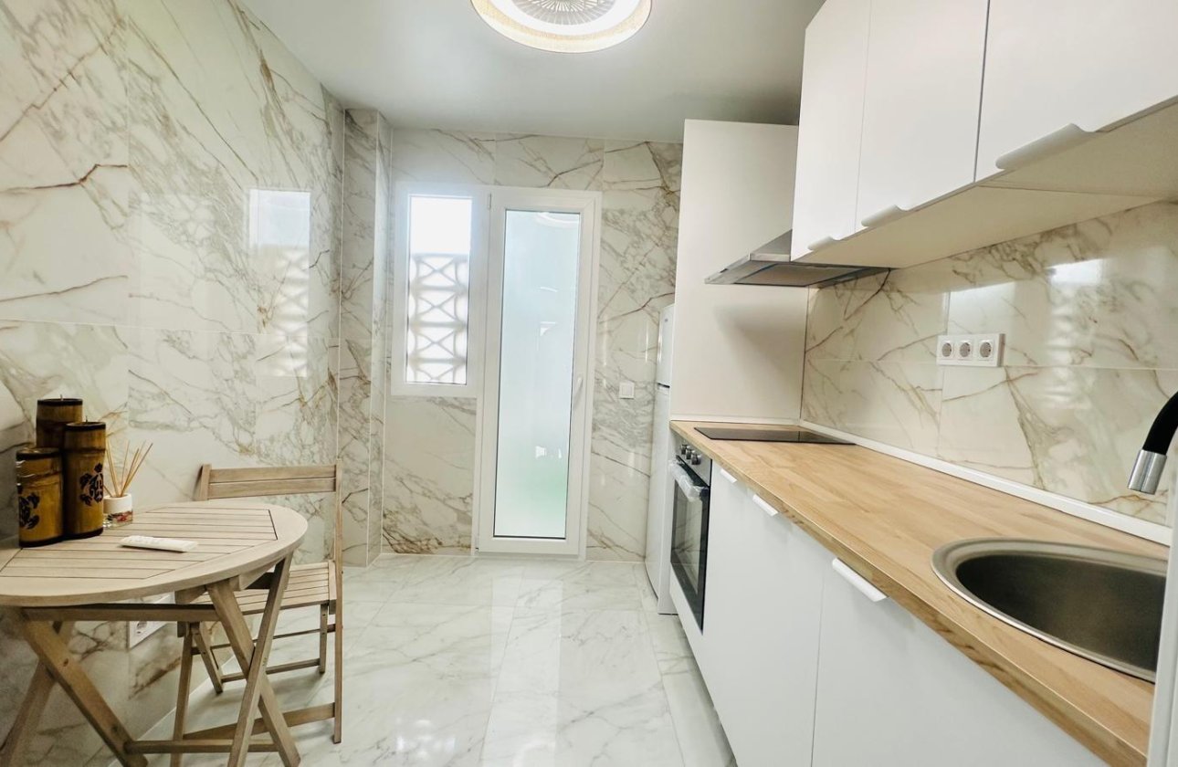 Herverkoop - Appartement -
Torrevieja - Playa del Cura