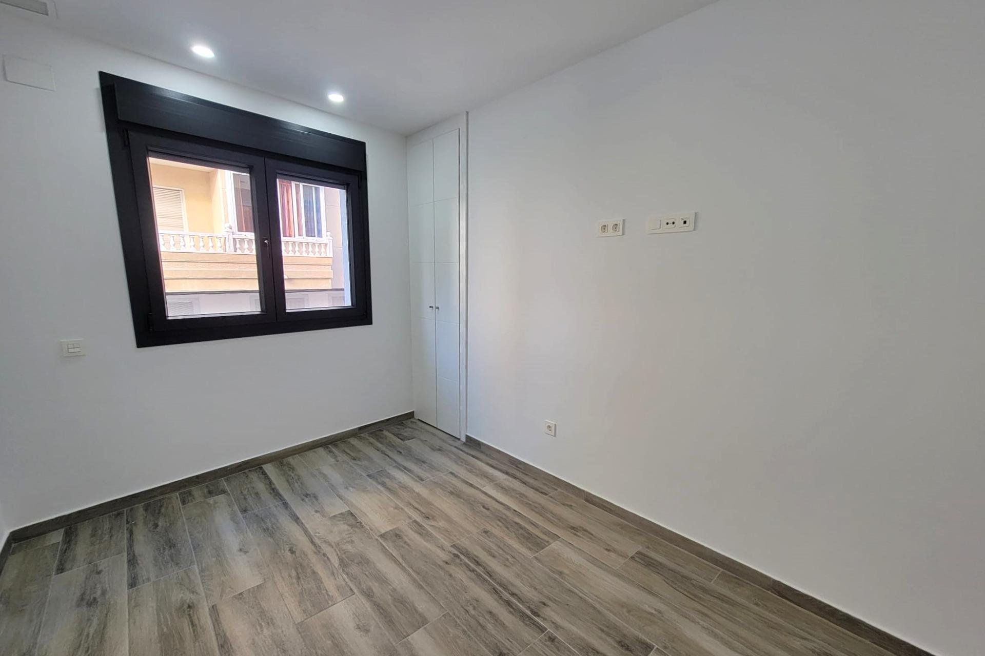 Herverkoop - Appartement -
Torrevieja - Playa del Cura
