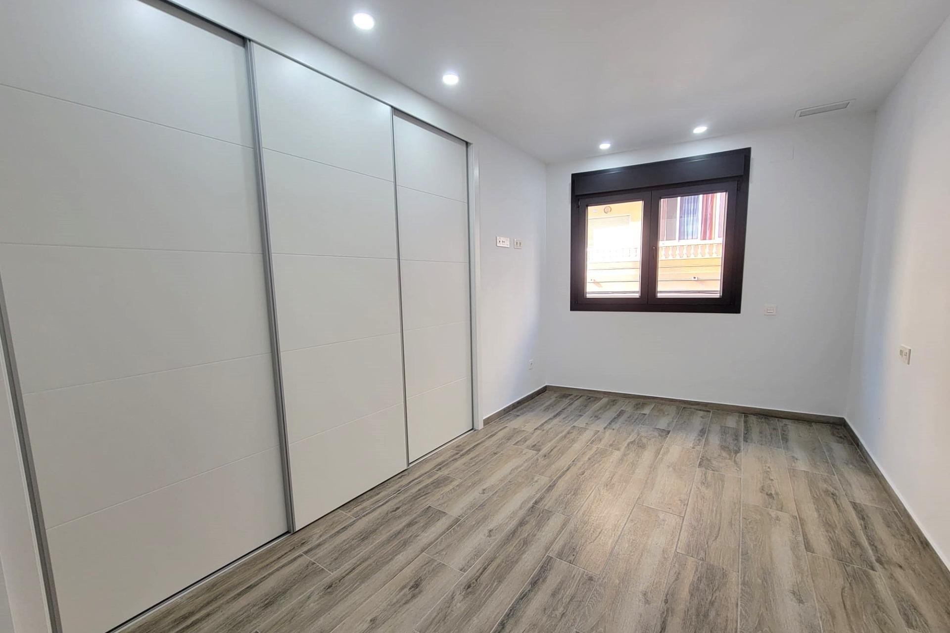 Herverkoop - Appartement -
Torrevieja - Playa del Cura