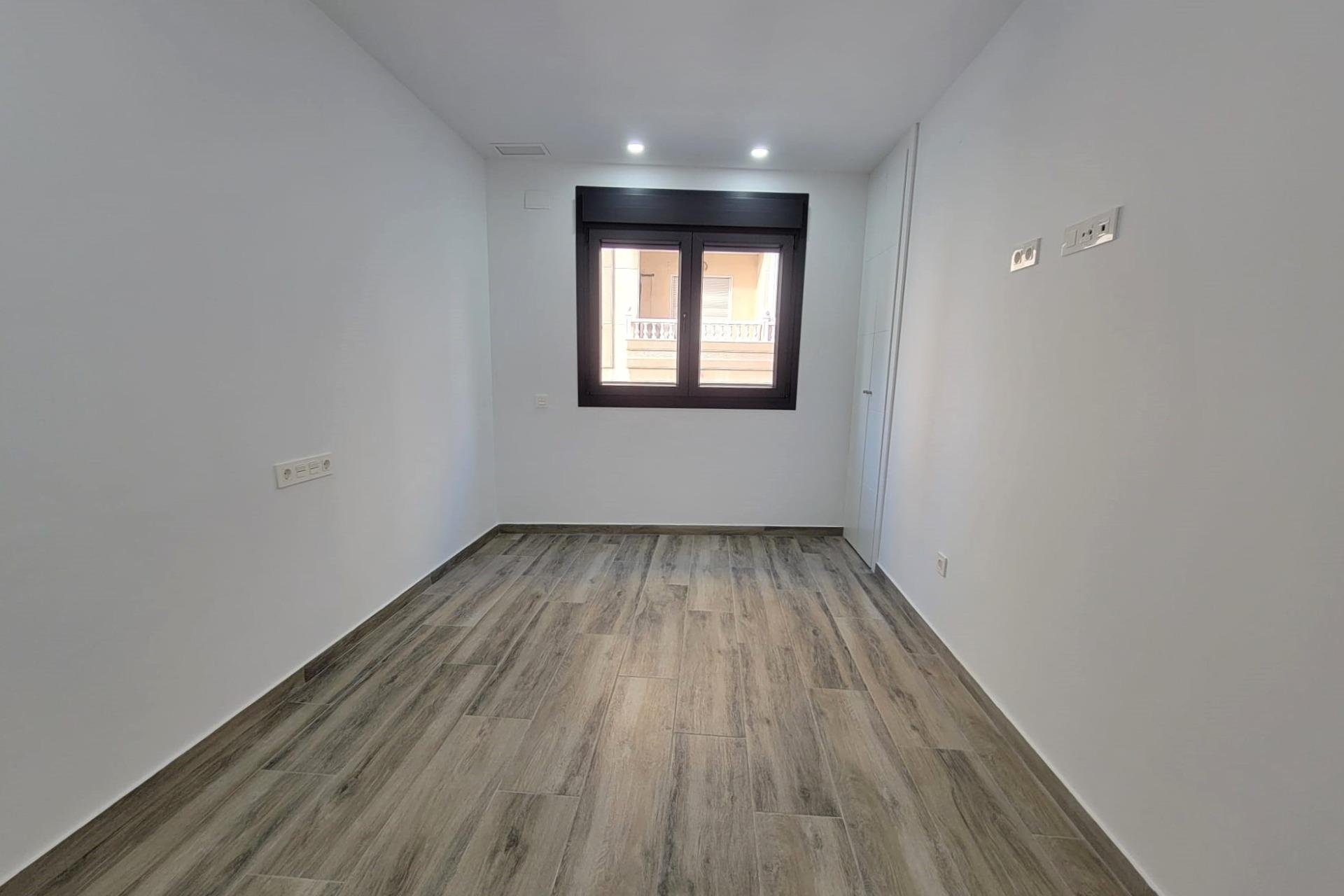 Herverkoop - Appartement -
Torrevieja - Playa del Cura
