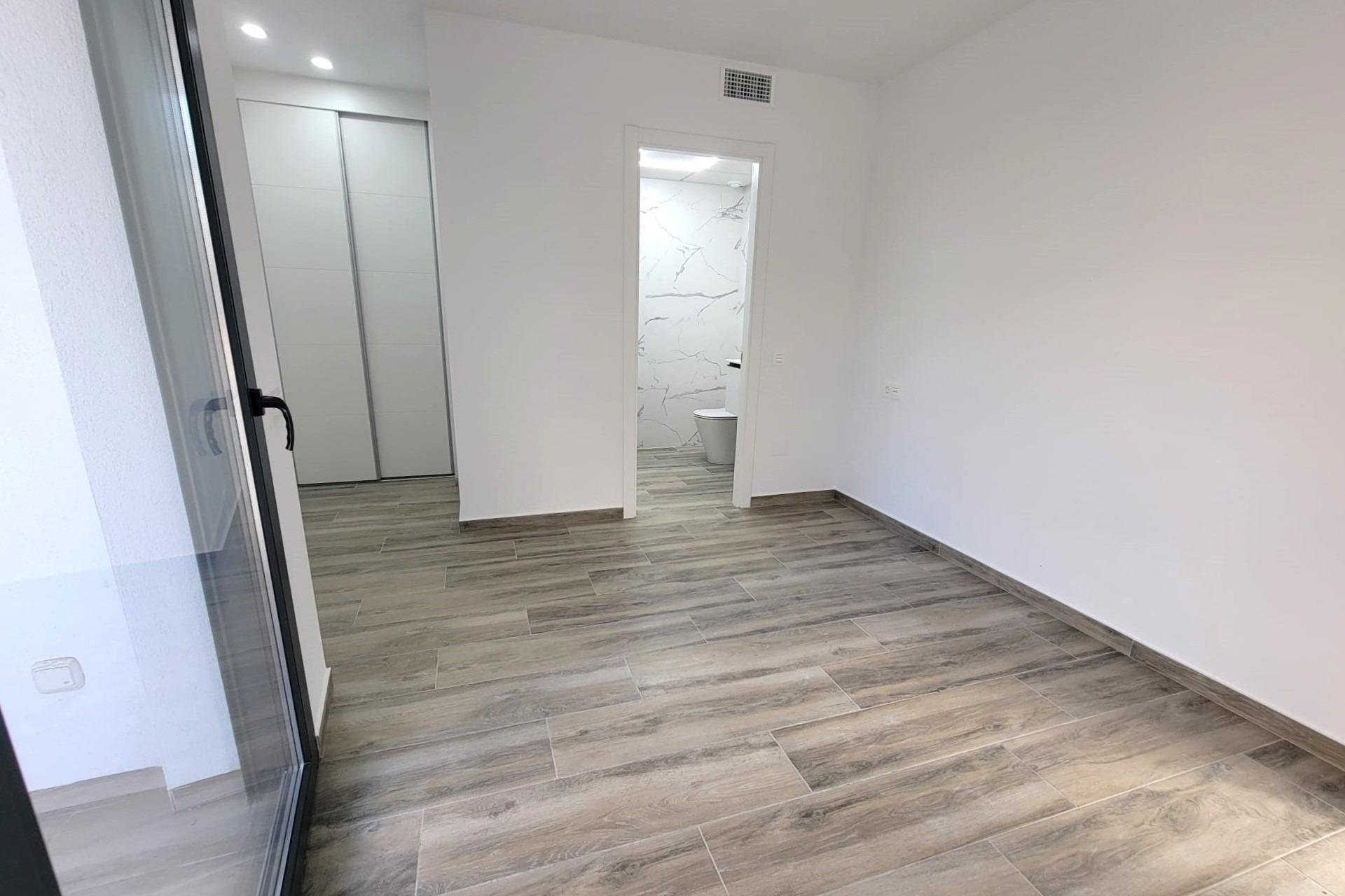 Herverkoop - Appartement -
Torrevieja - Playa del Cura