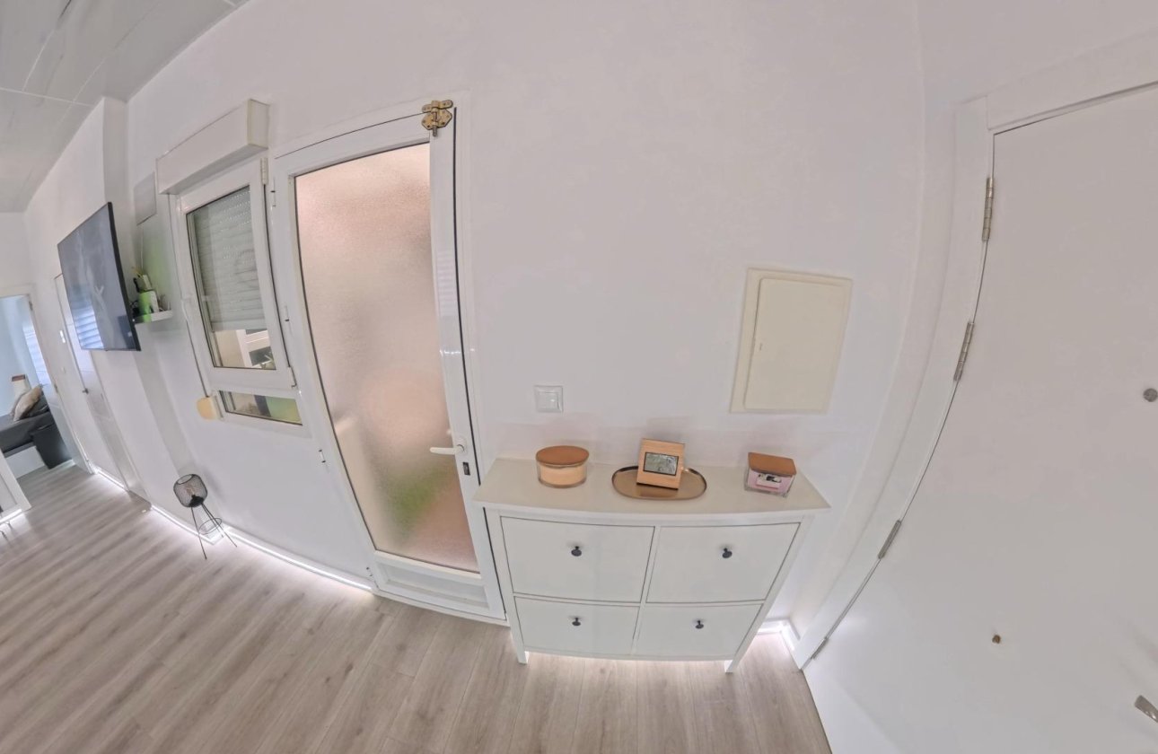 Herverkoop - Appartement -
Torrevieja - Playa del Cura