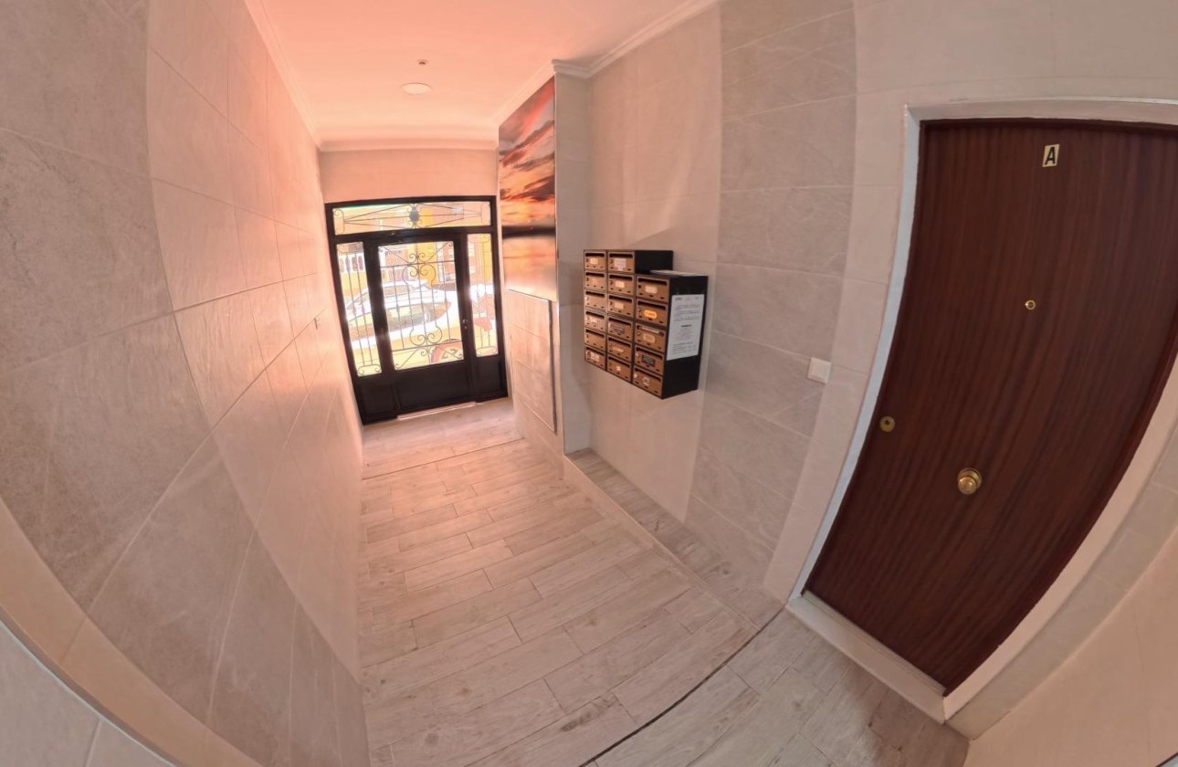 Herverkoop - Appartement -
Torrevieja - Playa del Cura