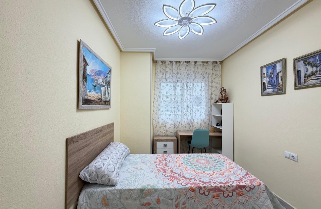 Herverkoop - Appartement -
Torrevieja - Playa del Cura