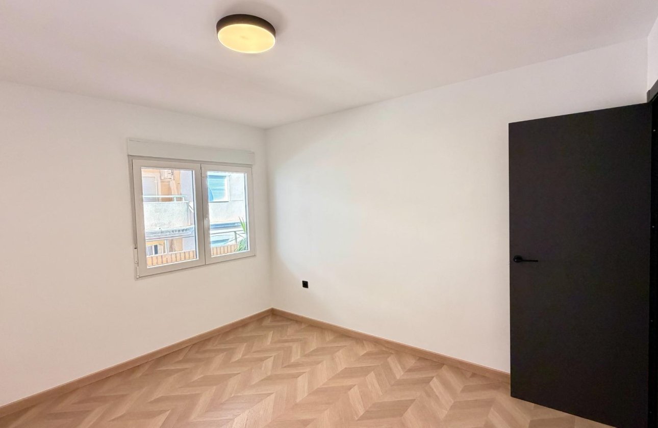 Herverkoop - Appartement -
Torrevieja - Playa del Cura