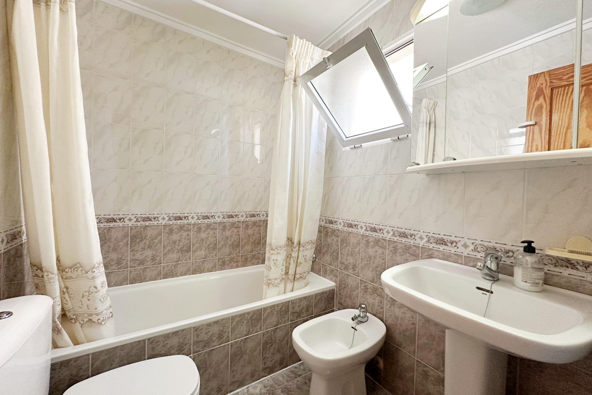 Herverkoop - Appartement -
Torrevieja - Playa del Cura