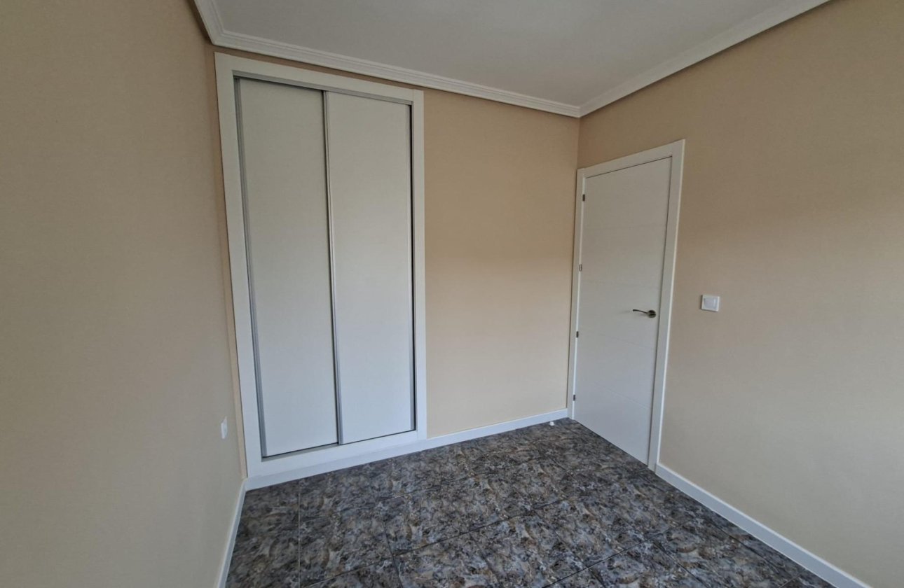 Herverkoop - Bungalow -
Orihuela Costa - Punta Prima