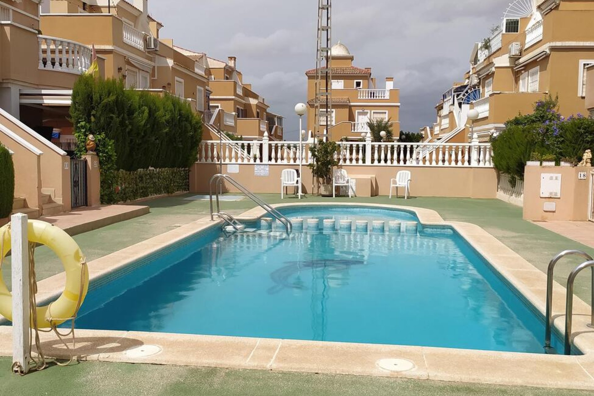 Herverkoop - Bungalow -
Torrevieja - LA VELETA MAR AZUL
