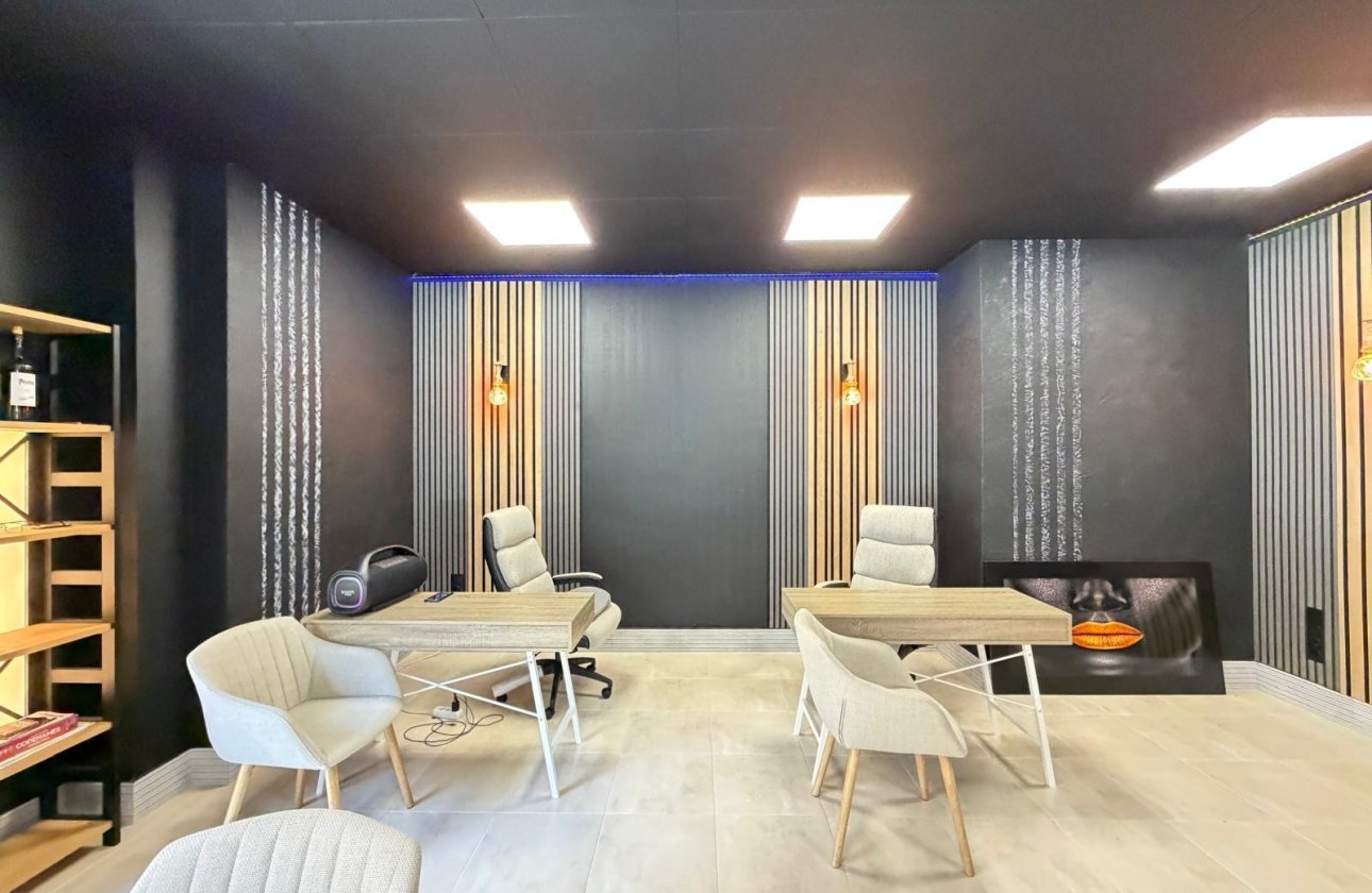 Herverkoop - Commercial -
Torrevieja - Playa de los Locos