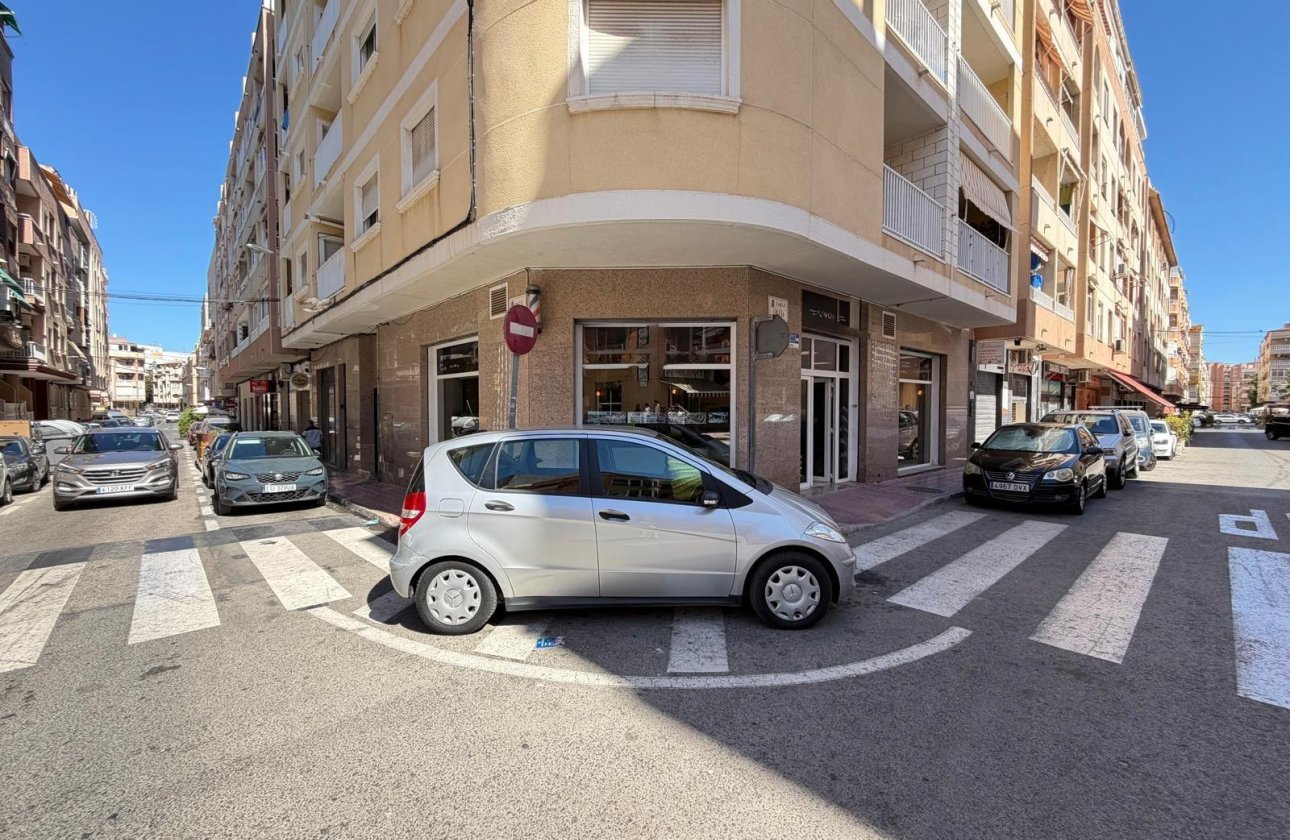 Herverkoop - Commercial -
Torrevieja - Playa de los Locos