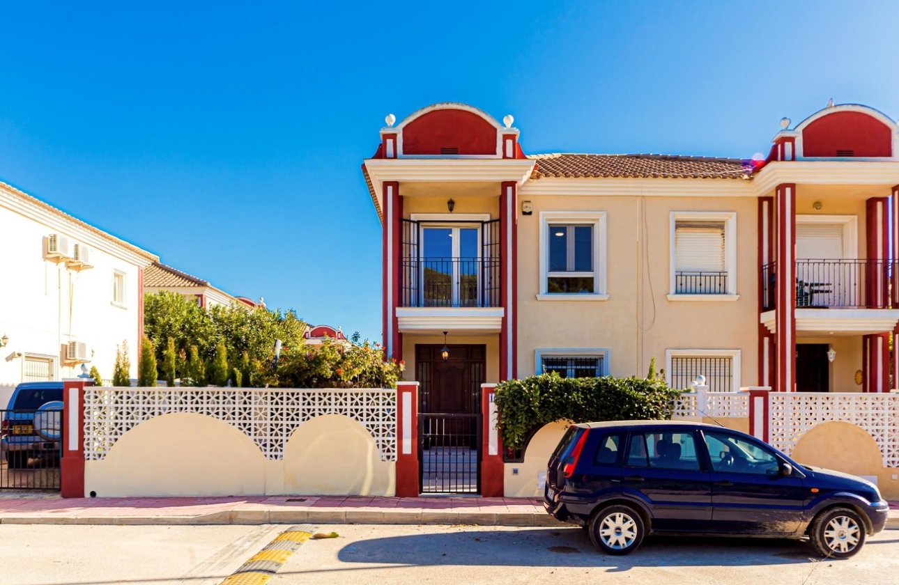 Herverkoop - Dúplex -
Dehesa de Campoamor - Costa Blanca