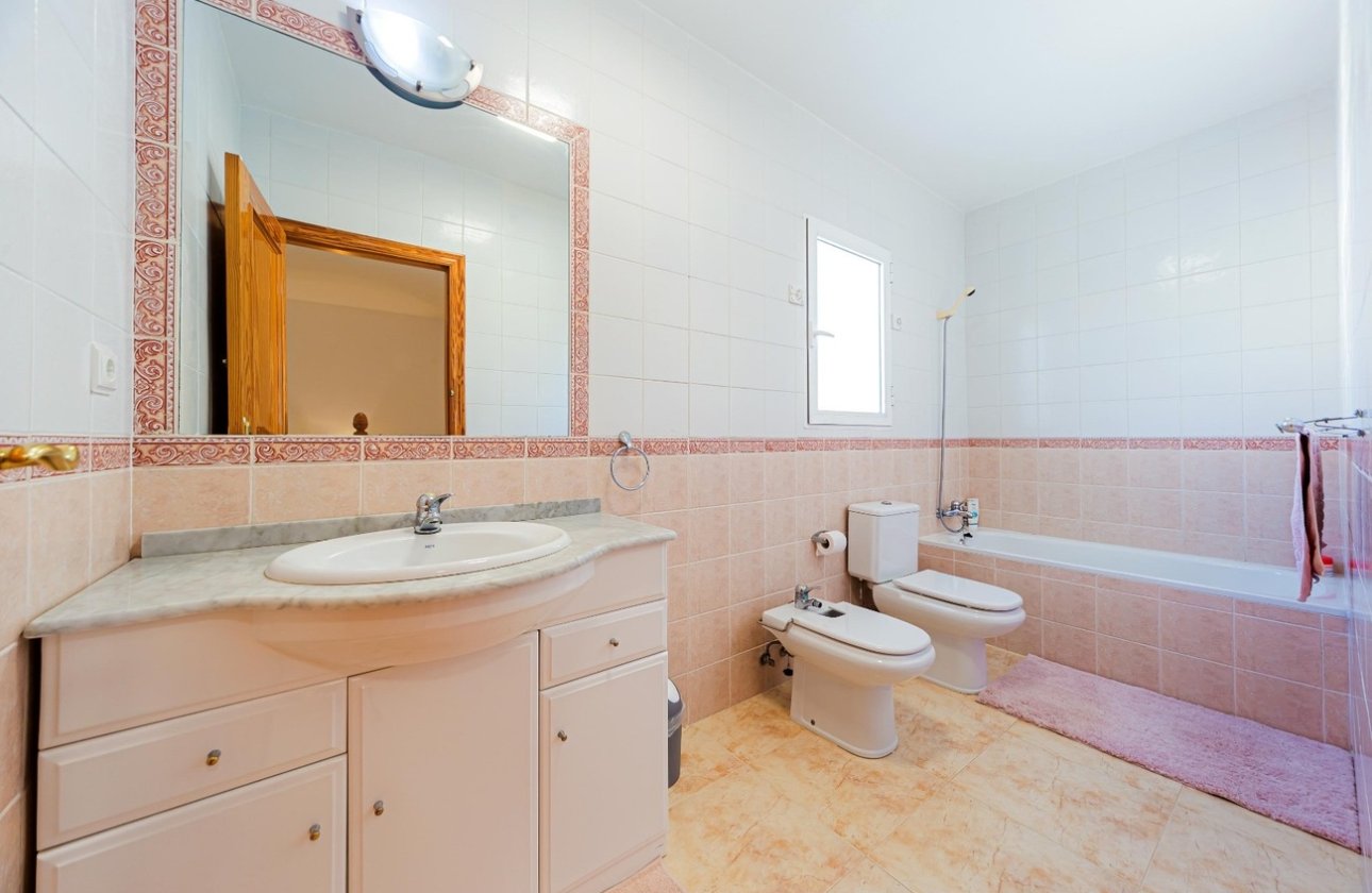 Herverkoop - Dúplex -
Dehesa de Campoamor - Costa Blanca