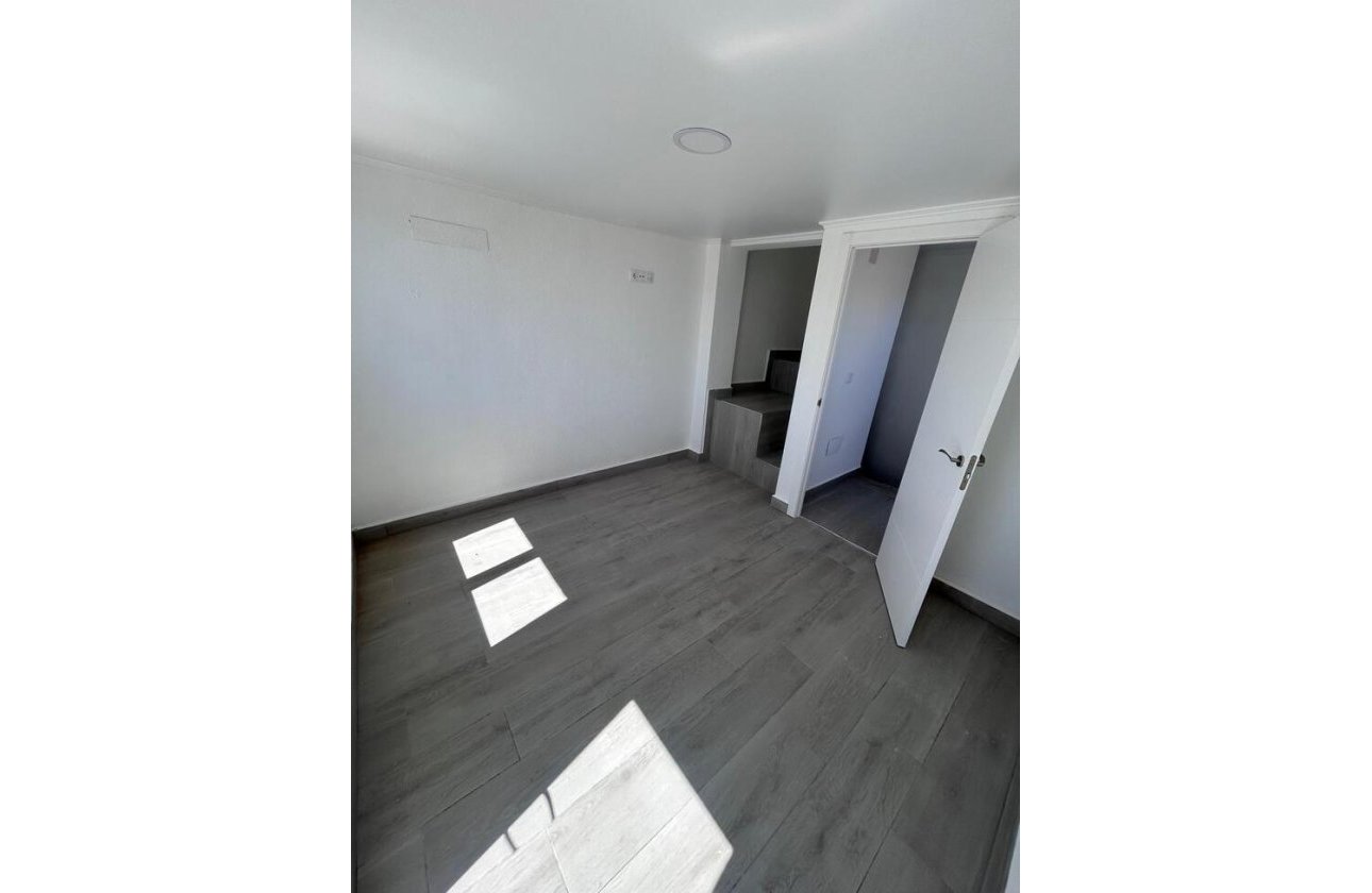 Herverkoop - Dúplex -
Torrevieja - Torreblanca