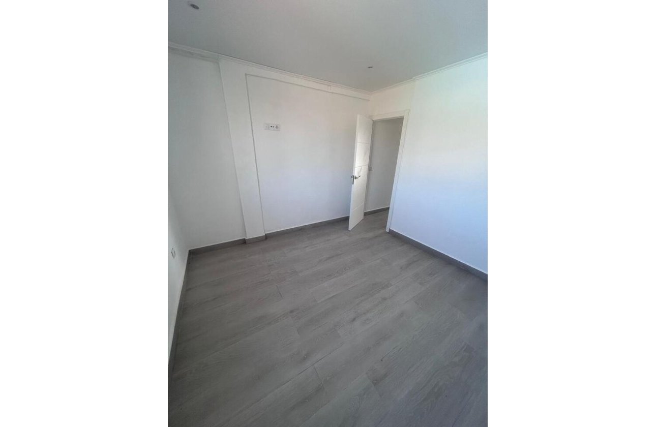 Herverkoop - Dúplex -
Torrevieja - Torreblanca