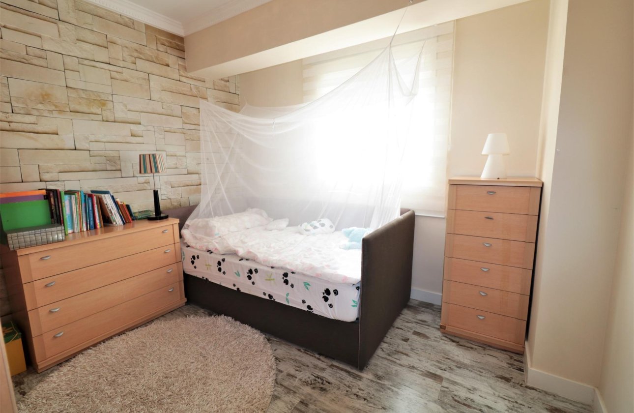 Herverkoop - Penthouse -
Torrevieja - Playa De Los Naufragos