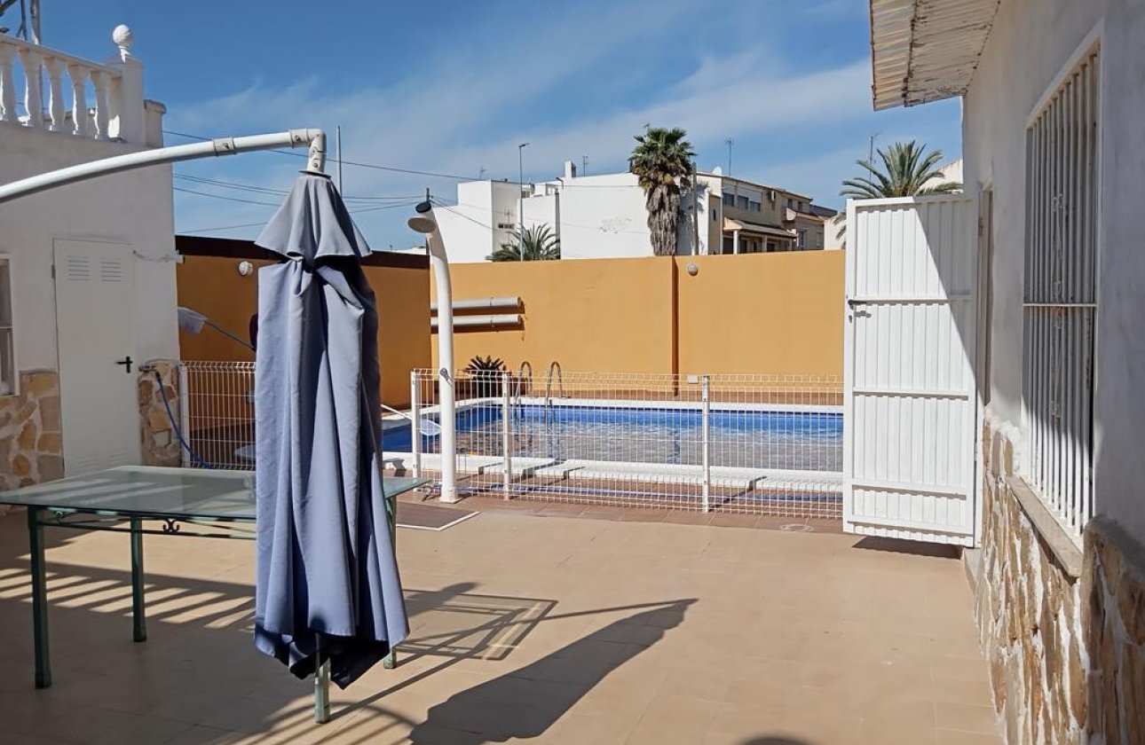 Herverkoop - Semi Detached -
Los Montesinos - PUEBLO CENTRO