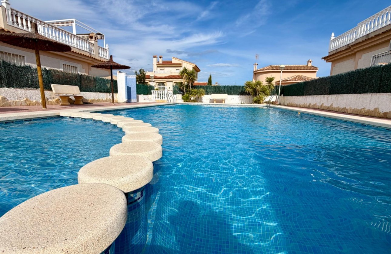 Herverkoop - Semi Detached -
Rojales - Pueblo