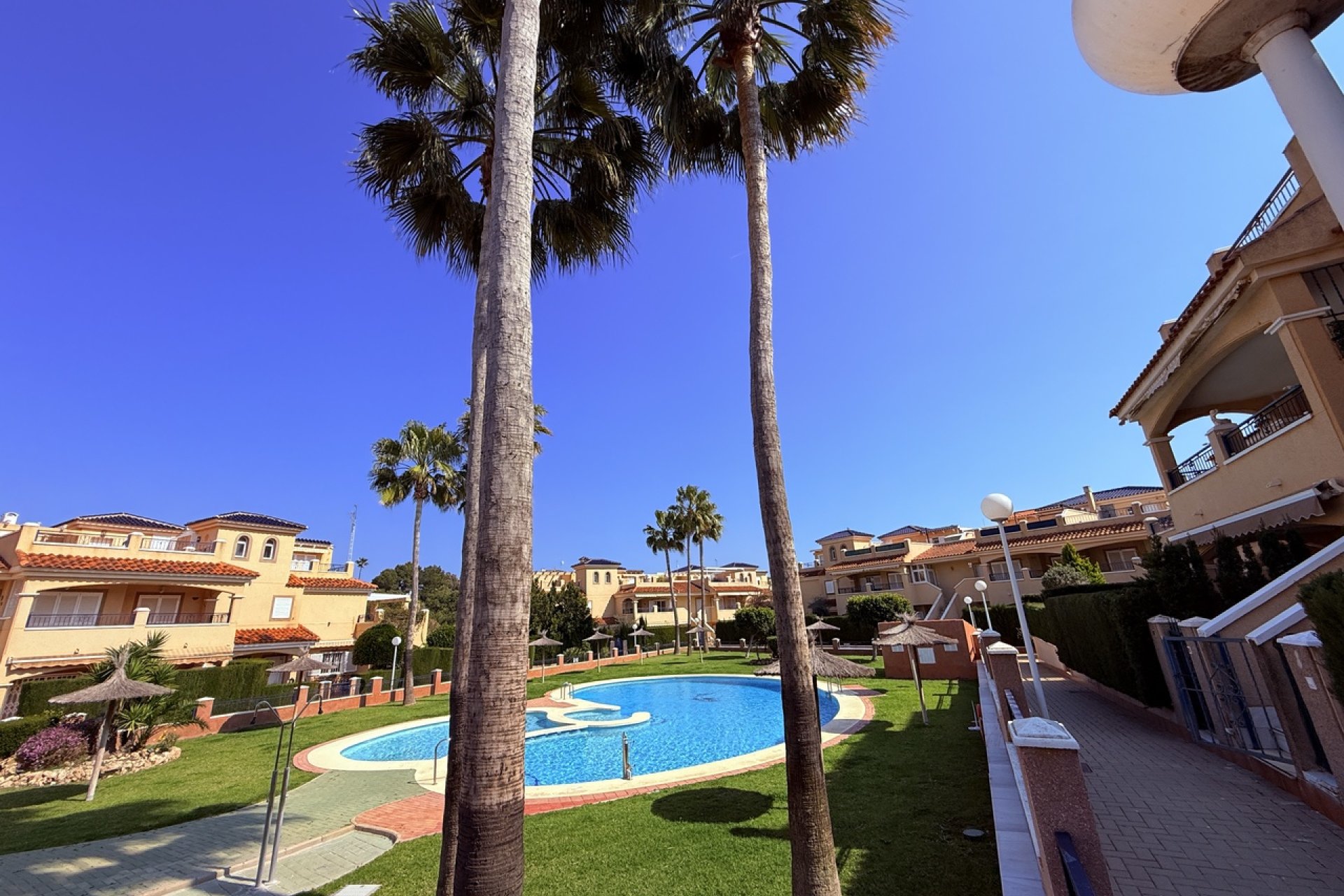 Herverkoop - Town House -
Mil Palmeras - Costa Blanca