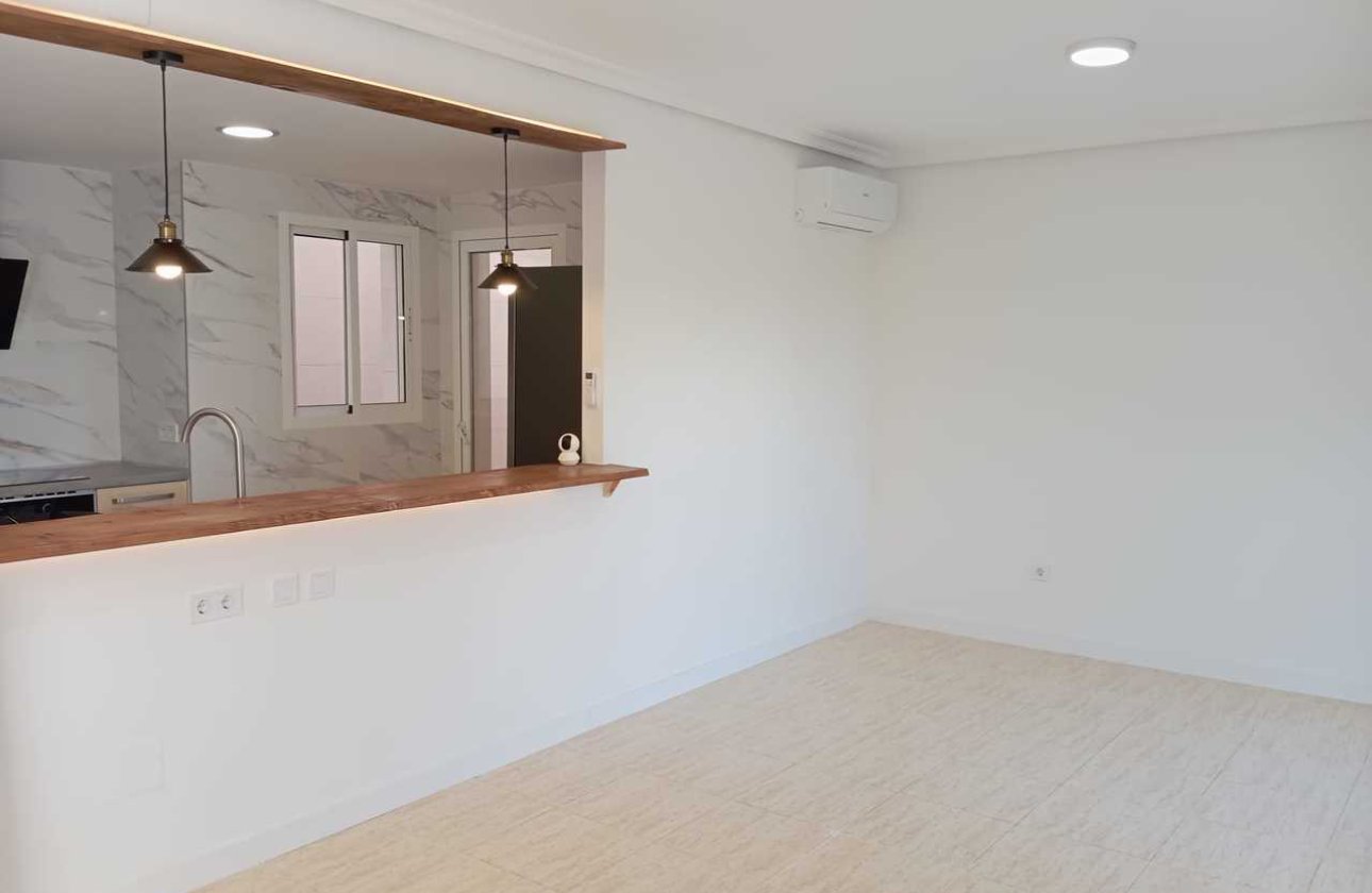 Herverkoop - Town House -
Mil Palmeras - Costa Blanca