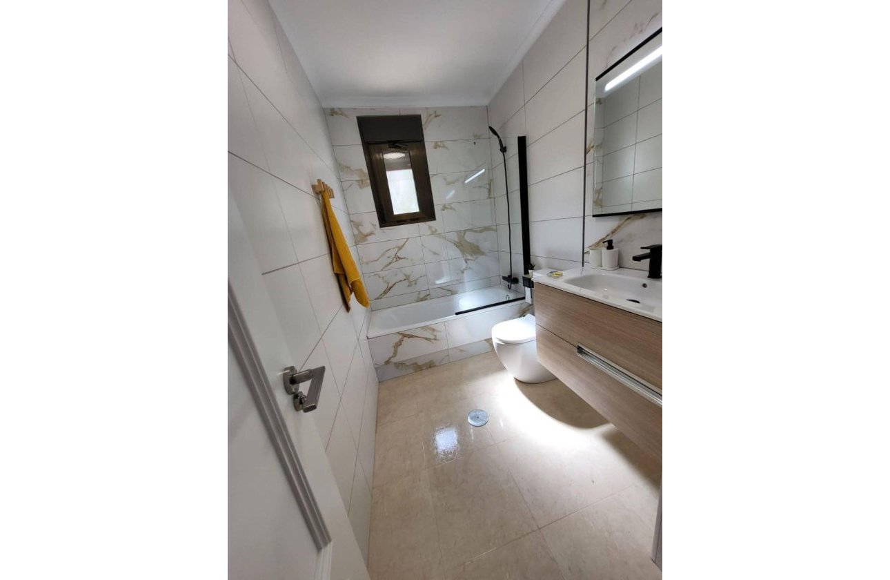 Herverkoop - Town House -
San Miguel de Salinas - Ciudad De Las Comunicaciones