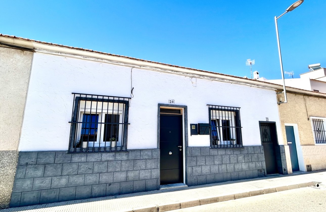 Herverkoop - Town House -
San Miguel de Salinas - Inland