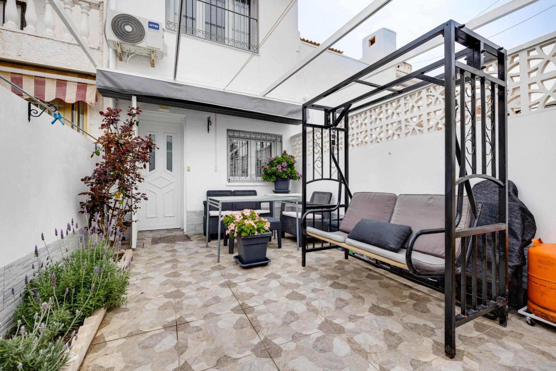 Herverkoop - Town House -
Torrevieja - Calas Blanca