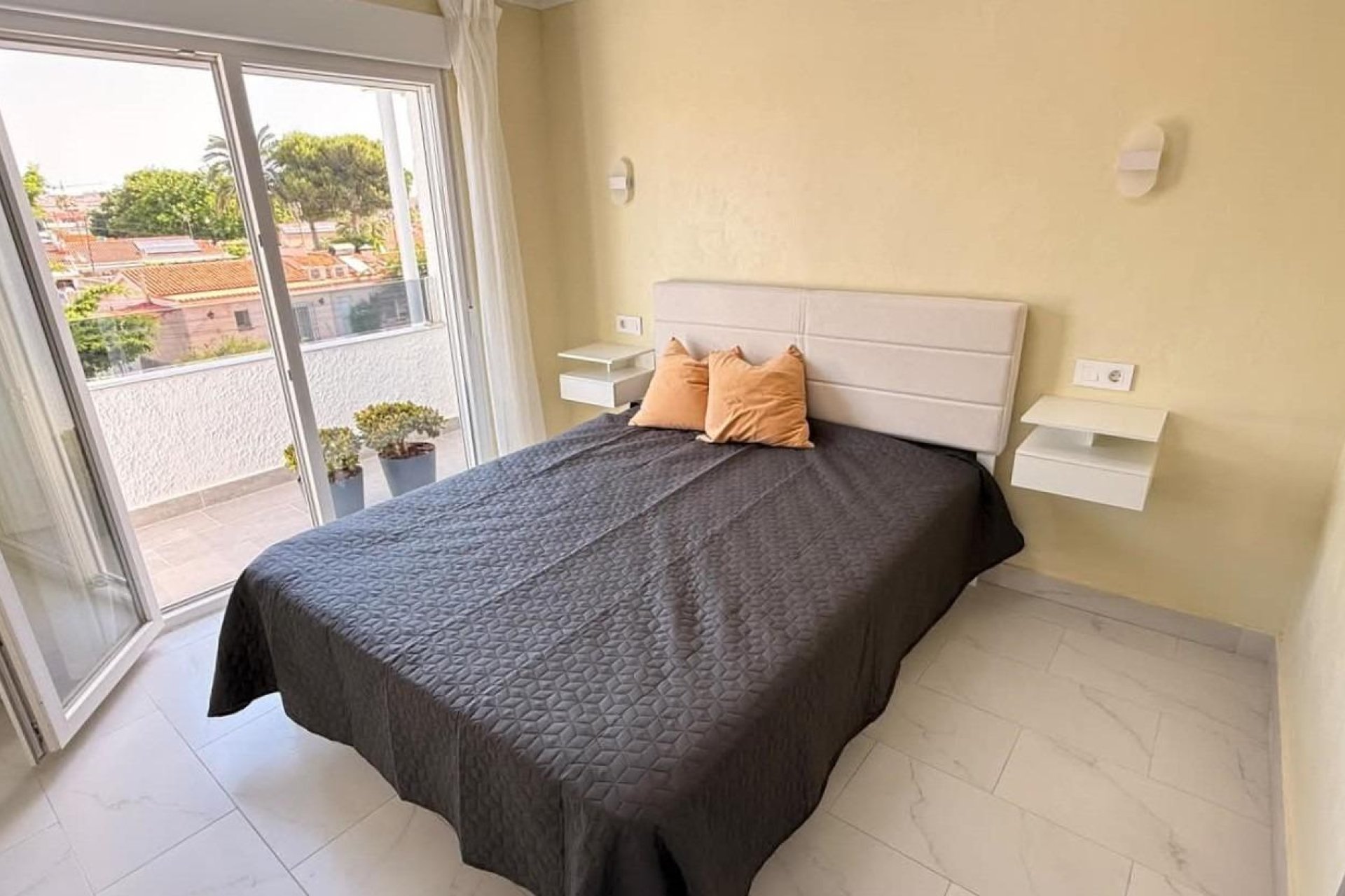 Herverkoop - Town House -
Torrevieja - Calas Blanca
