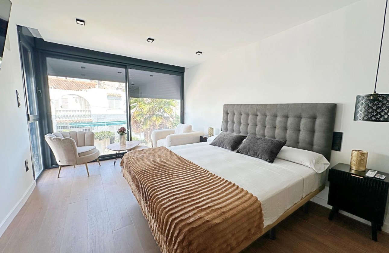 Herverkoop - Town House -
Torrevieja - Calas Blanca