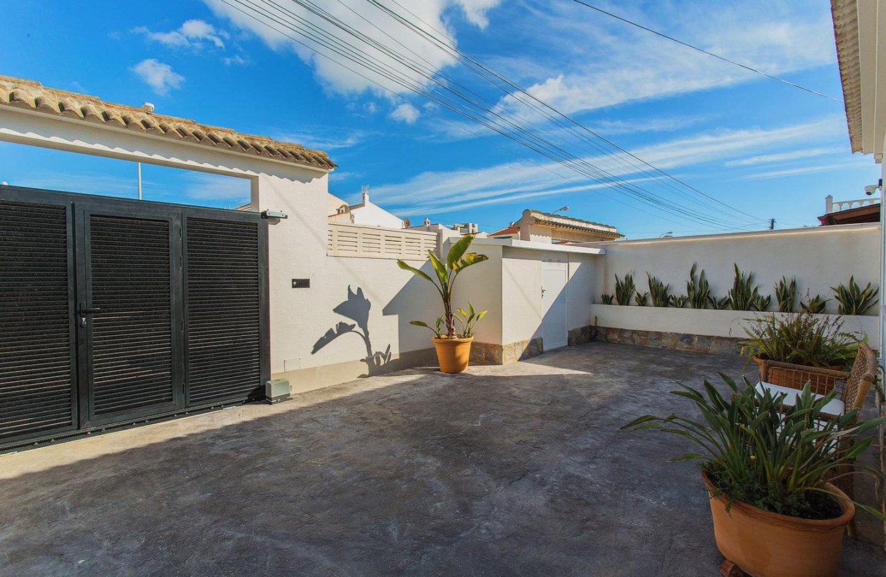 Herverkoop - Town House -
Torrevieja - La Siesta