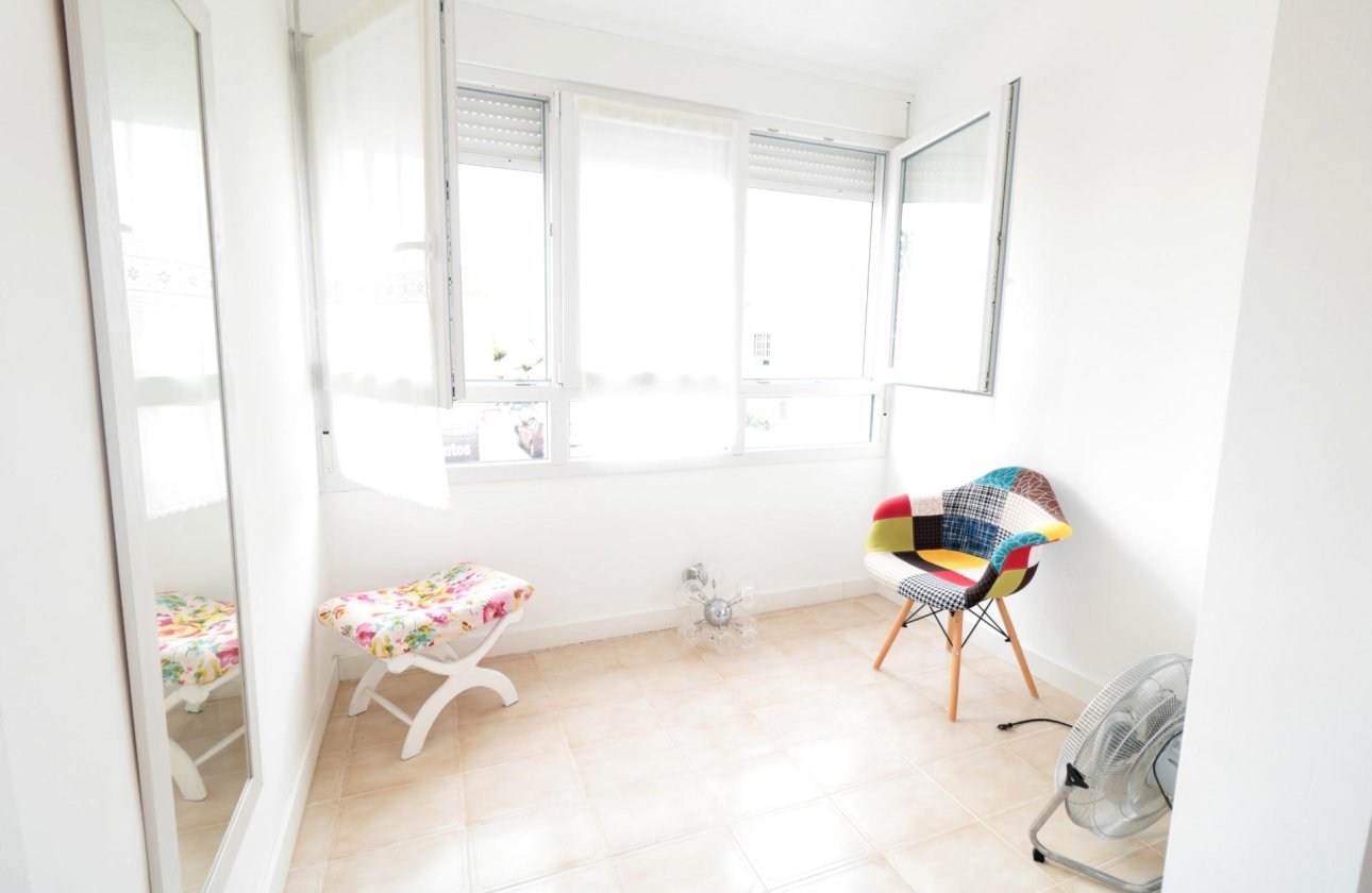 Herverkoop - Town House -
Torrevieja - Playa De Los Naufragos
