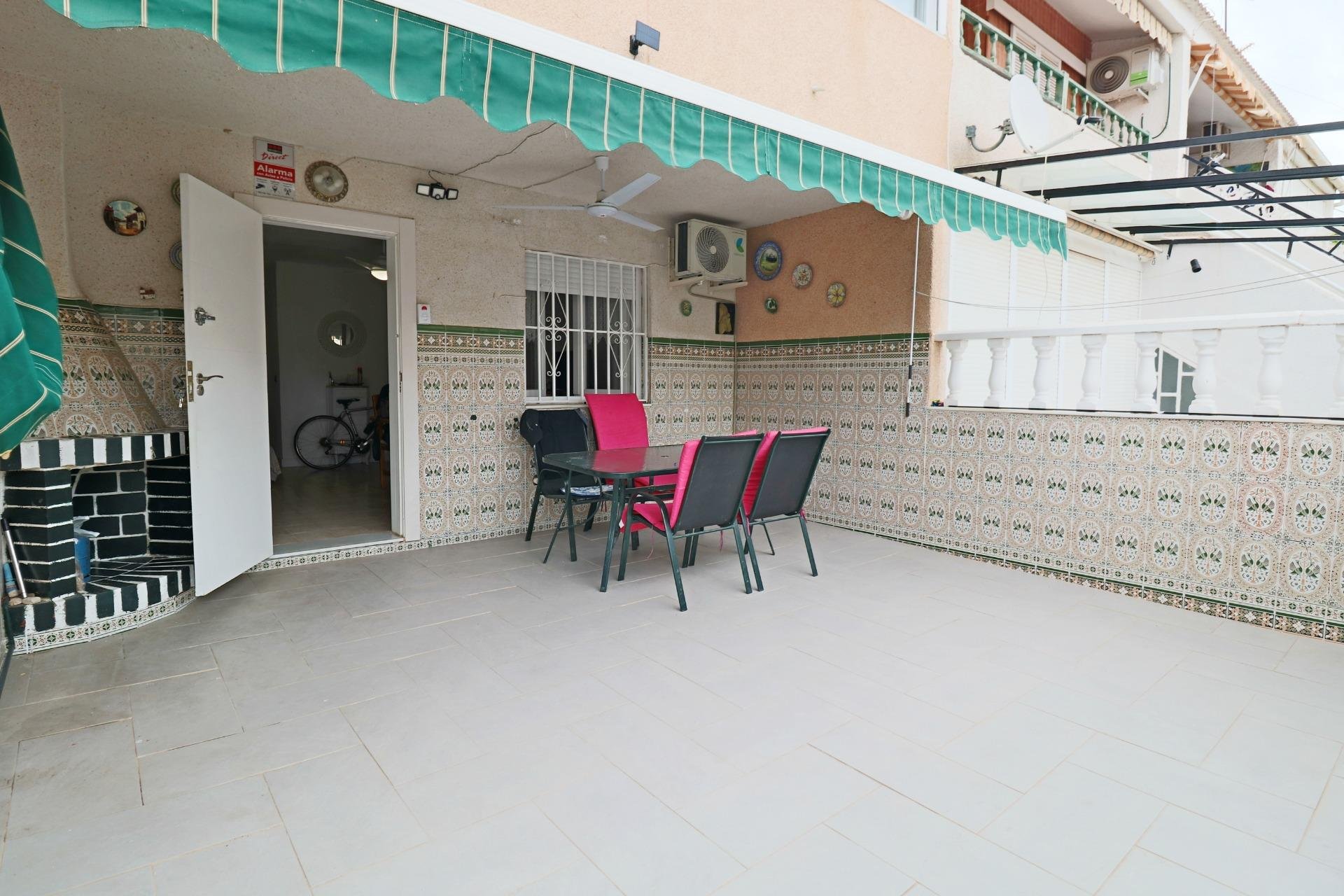 Herverkoop - Town House -
Torrevieja - Playa De Los Naufragos