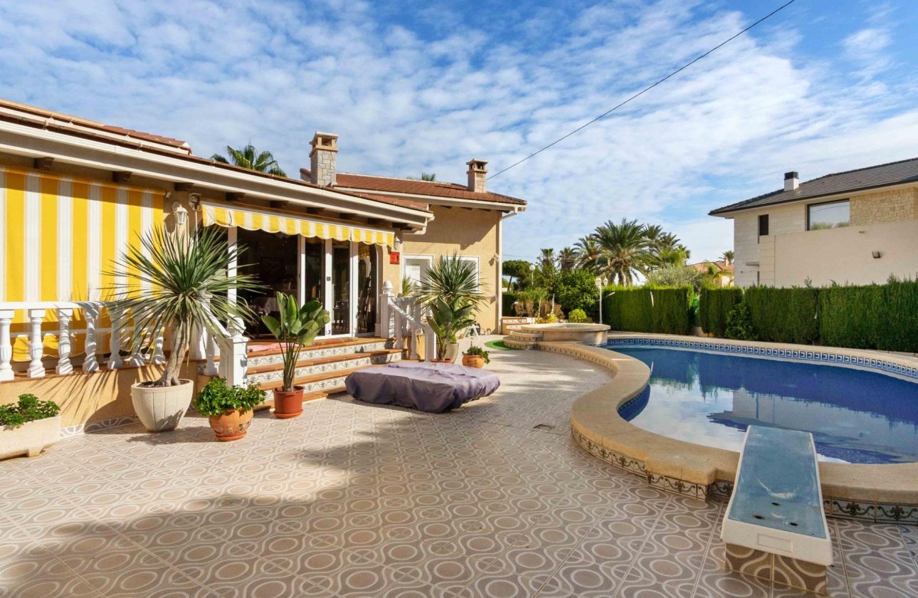 Herverkoop - Villa -
Cabo Roig - Muy Cerca De La Playa