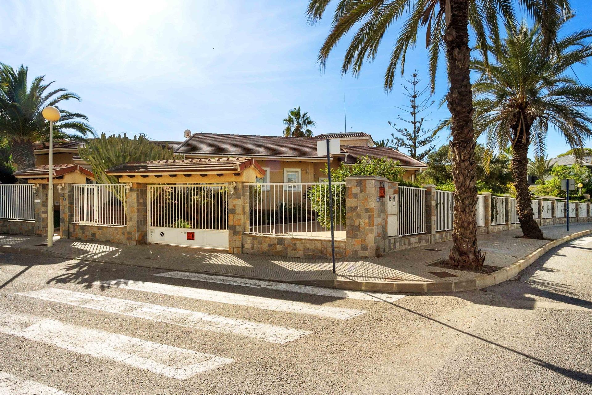 Herverkoop - Villa -
Cabo Roig - Muy Cerca De La Playa