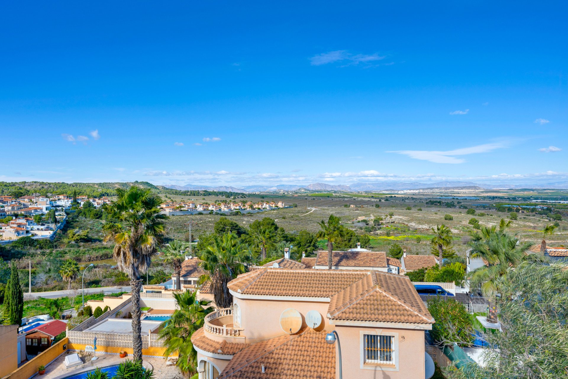 Herverkoop - Villa -
Ciudad De Las Comunicaciones - Costa Blanca