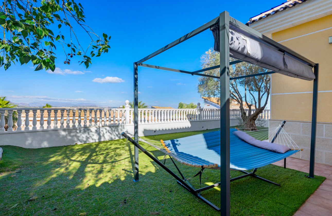 Herverkoop - Villa -
Ciudad De Las Comunicaciones - Costa Blanca