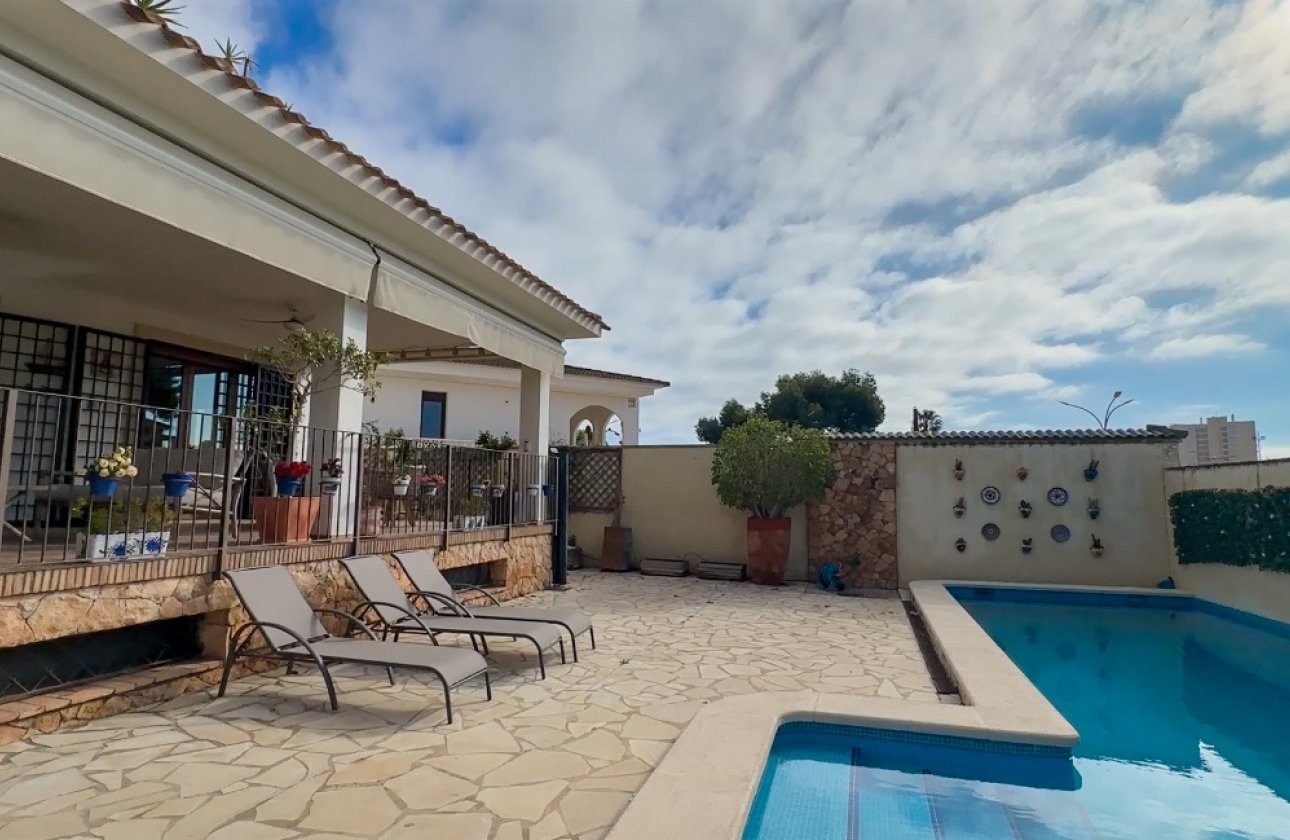Herverkoop - Villa -
Dehesa de Campoamor - Costa Blanca
