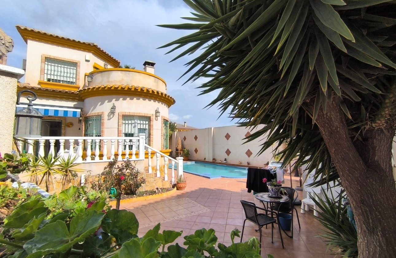 Herverkoop - Villa -
El Raso - Costa Blanca